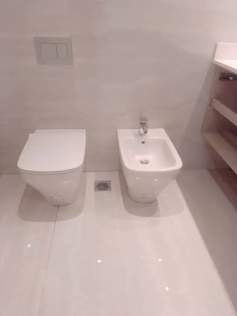Baño terminado con porcelanato y sanitarios colocados por Juan Sánchez