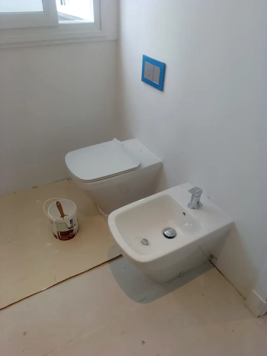 Baño en obra: Sanitarios colocados antes de las terminaciones